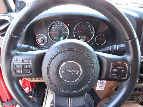 Used 2012 Jeep Wrangler Unlimited Sahara w/ Connectivity Group AWD/4WD image 21