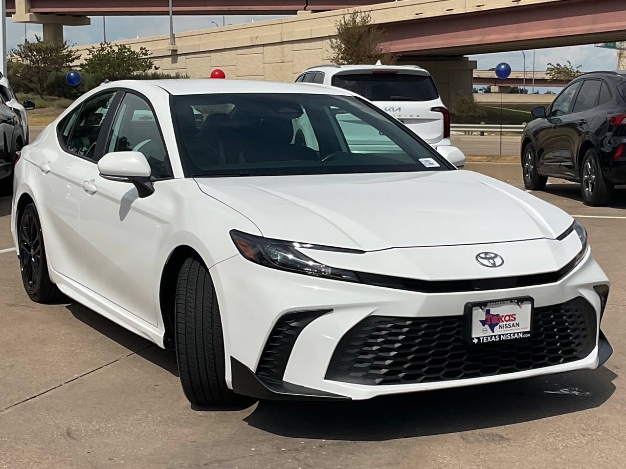 Used 2025 Toyota Camry SE FWD image 3