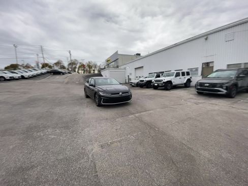 Used 2025 Volkswagen Jetta SE image 16