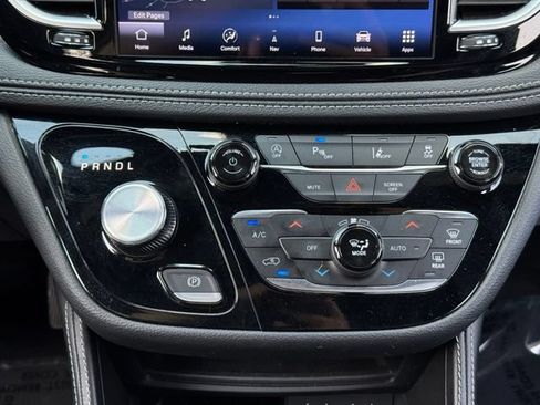Used 2025 Chrysler Pacifica Limited FWD image 19
