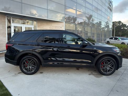 Used 2025 Ford Explorer ST-Line w/ ST-Line Street Pack image 9
