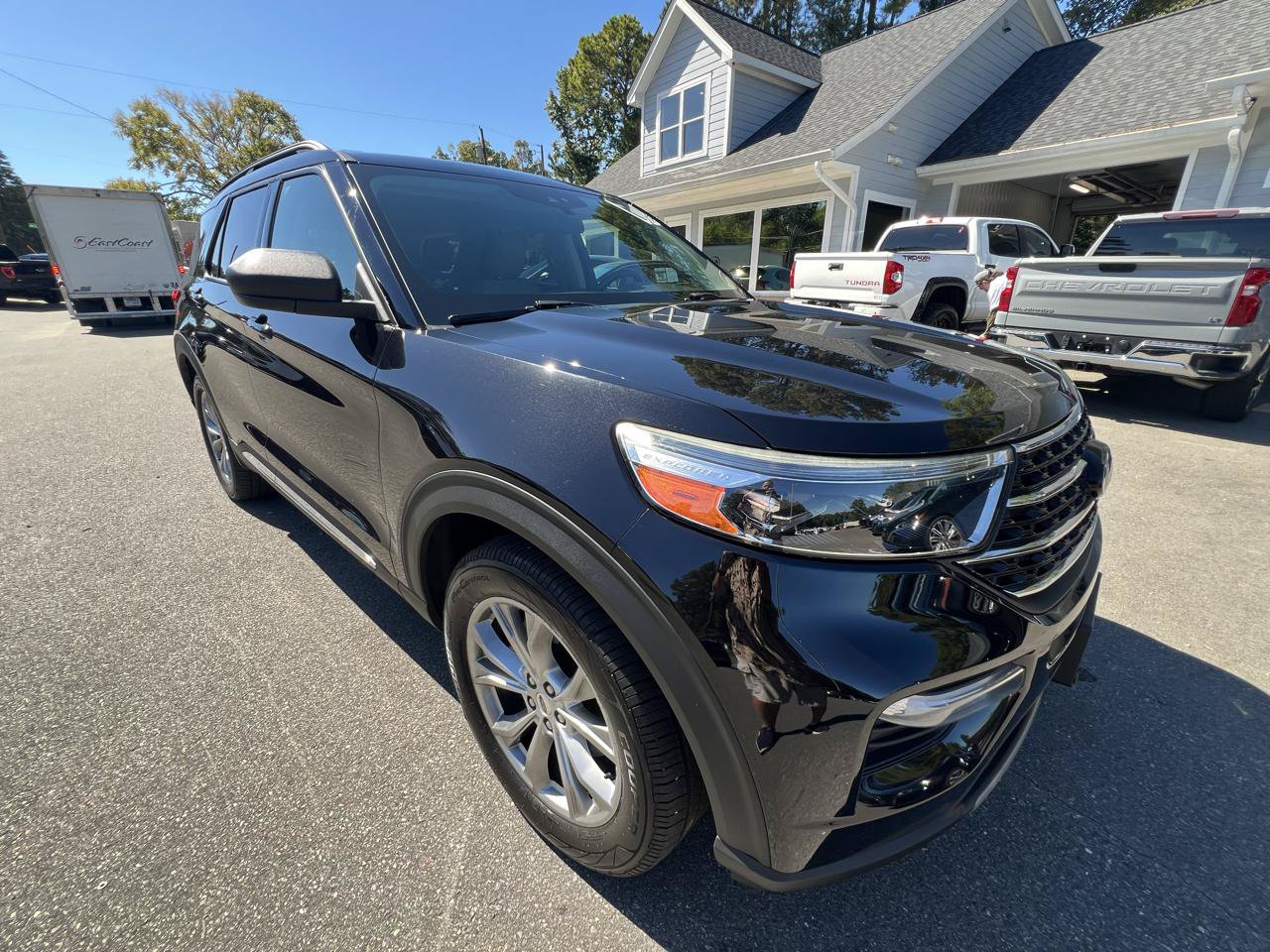 Used 2020 Ford Explorer XLT w/ Equipment Group 202A AWD/4WD image 7