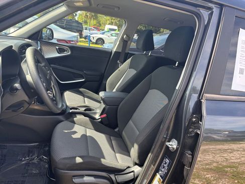 Used 2025 Kia Soul LX w/ LX Technology Package FWD image 35