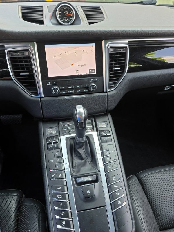 Used 2018 Porsche Macan Sport Edition AWD/4WD image 9