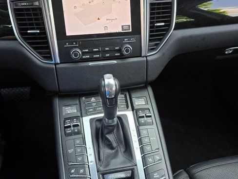 Used 2018 Porsche Macan Sport Edition image 9
