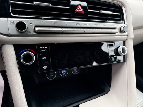 Used 2025 Genesis G70 2.5T image 9