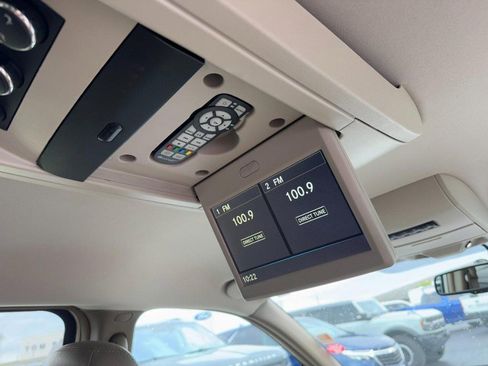 Used 2015 Chrysler Town & Country Touring w/ Driver Convenience Group image 12