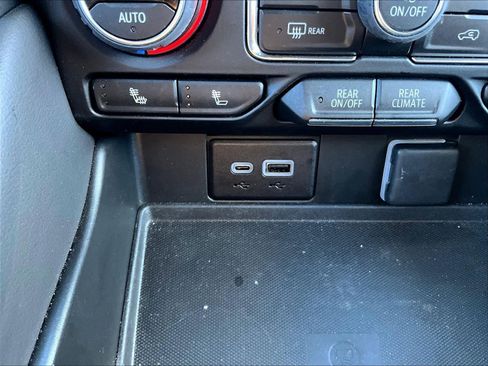 Used 2024 Chevrolet Tahoe Z71 w/ Luxury Package image 28