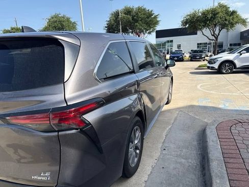 Used 2022 Toyota Sienna LE FWD image 9