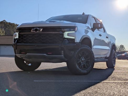 Used 2024 Chevrolet Silverado 1500 ZR2 w/ Technology Package image 4