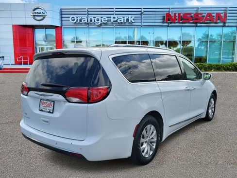 Used 2018 Chrysler Pacifica Touring-L image 2