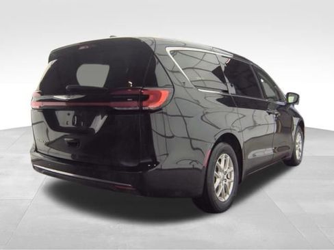 Used 2023 Chrysler Pacifica Touring-L image 6
