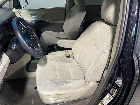 Used 2017 Toyota Sienna LE image 11