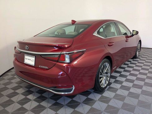 Used 2020 Lexus ES 300h w/ Accessory Package FWD image 5