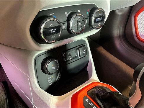 Used 2017 Jeep Renegade Limited AWD/4WD image 16