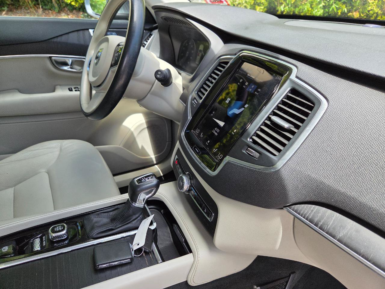 Used 2020 Volvo XC90 T5 Momentum w/ Protection Package Premier AWD/4WD image 24