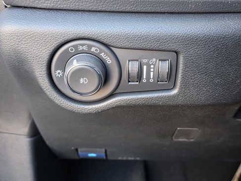 New 2026 Chrysler Pacifica Limited w/ Uconnect Theater Family Group AWD/4WD image 36