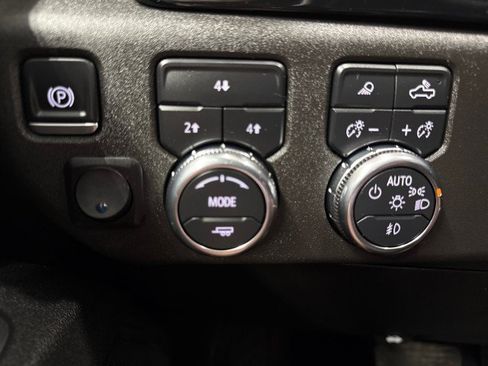 Used 2025 GMC Sierra 3500 SLE w/ SLE Convenience Package AWD/4WD image 21