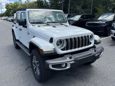 Used 2025 Jeep Wrangler Unlimited Sahara AWD/4WD image 3