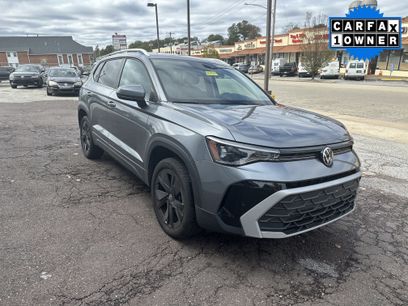 Used 2025 Volkswagen Taos SE w/ Black Wheel Package