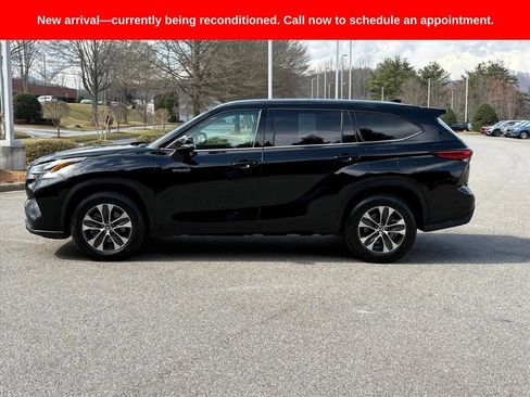 Used 2021 Toyota Highlander XLE image 3