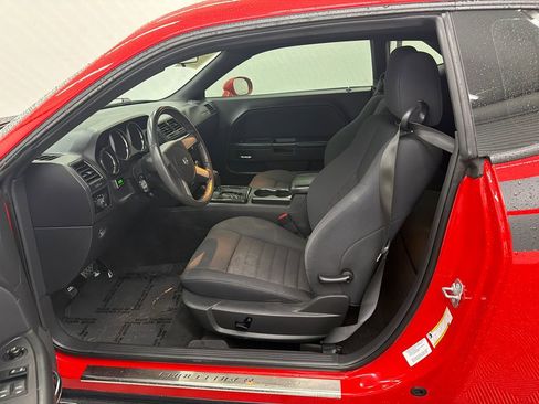 Used 2010 Dodge Challenger R/T RWD image 9