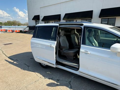 Used 2019 Chrysler Pacifica Touring-L FWD image 24