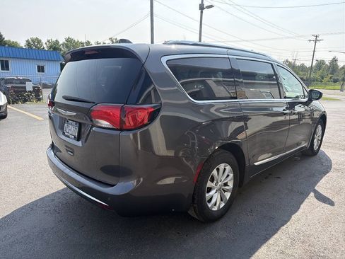 Used 2018 Chrysler Pacifica Touring-L FWD image 4