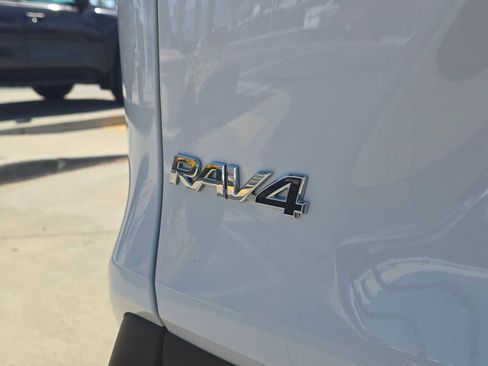 Certified 2021 Toyota RAV4 XLE w/ Convenience Package FWD image 14
