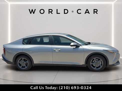 Used 2025 Kia K4 FWD image 2