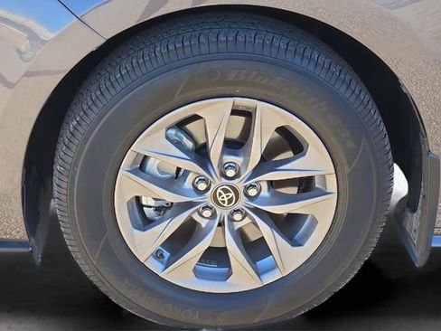 Used 2025 Toyota Sienna XLE image 9