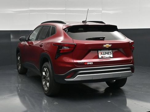Used 2025 Chevrolet Trax LT w/ LT Convenience Package FWD image 10