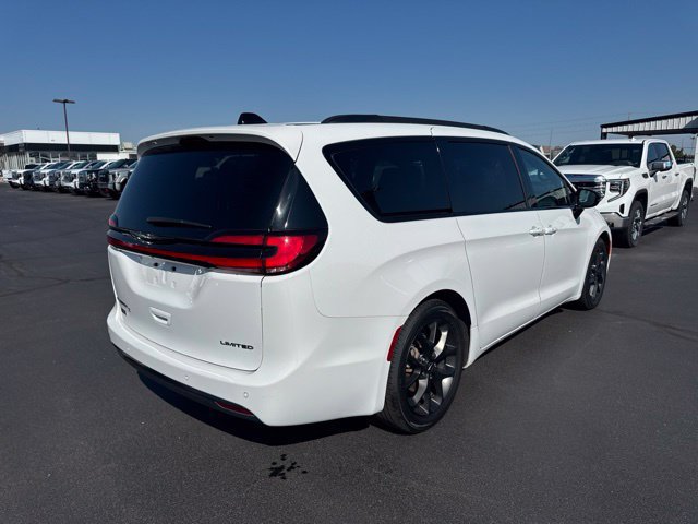 Used 2025 Chrysler Pacifica Limited FWD image 3