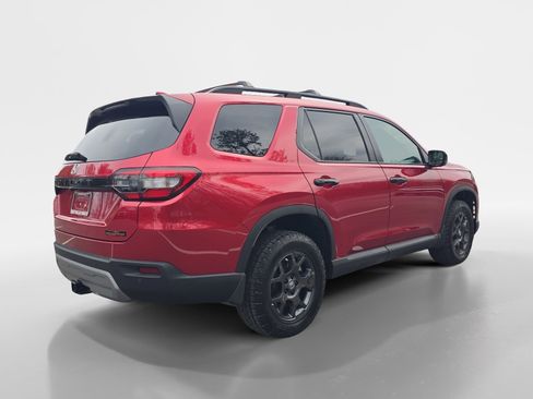 Used 2025 Honda Pilot TrailSport image 5