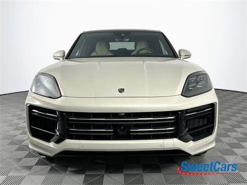 Used 2025 Porsche Cayenne Turbo image 2