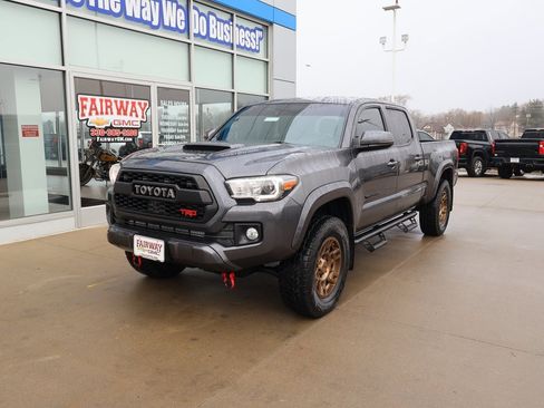 Used 2019 Toyota Tacoma TRD Sport w/ Technology Package image 6