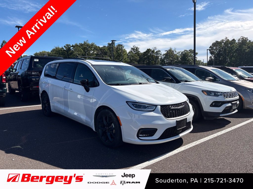 Used 2025 Chrysler Pacifica Limited FWD image 1