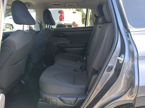 Used 2024 Toyota Highlander LE image 14
