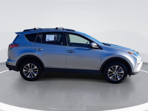 Used 2018 Toyota RAV4 LE image 2