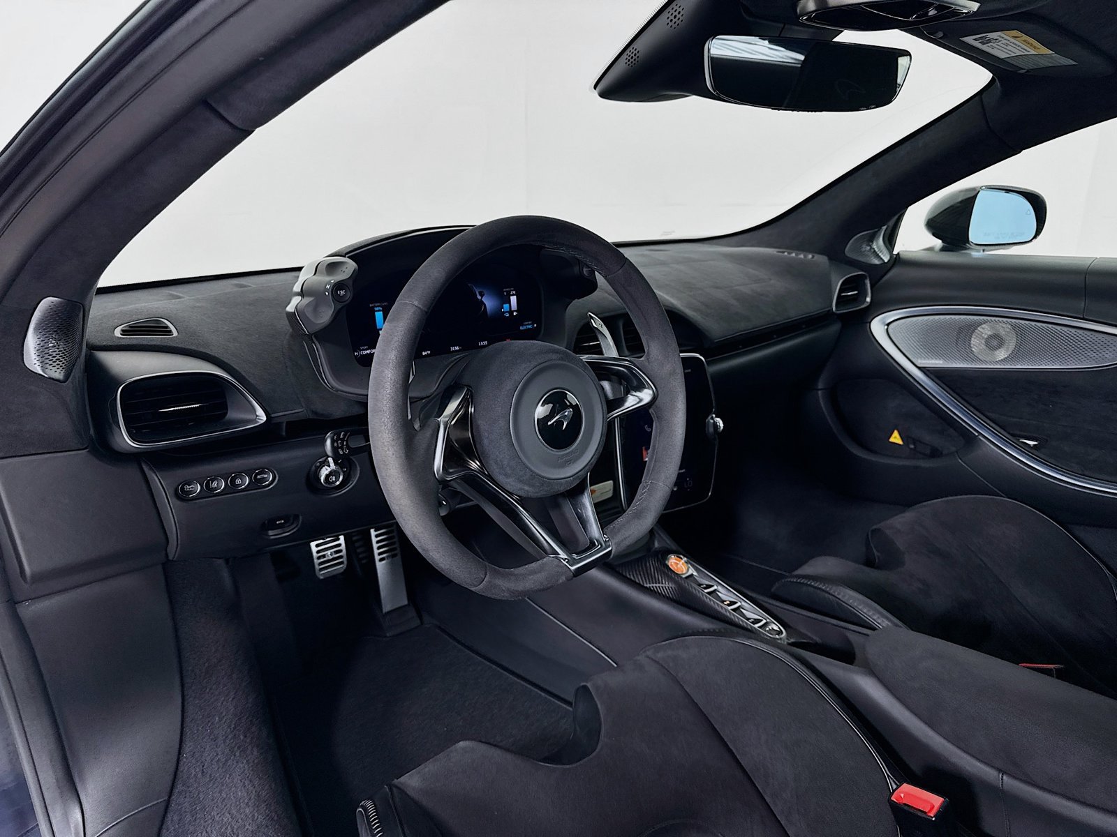 Used 2025 McLaren Artura RWD image 11