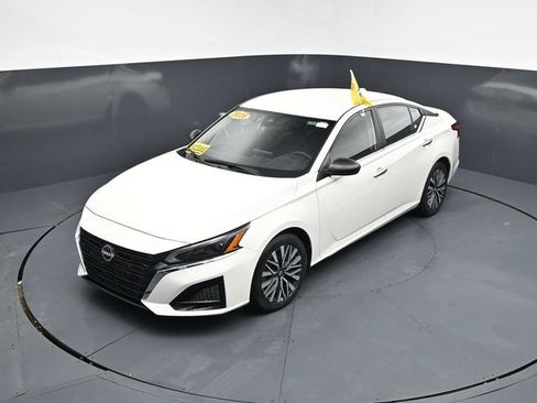 Used 2025 Nissan Altima 2.5 SV FWD image 35