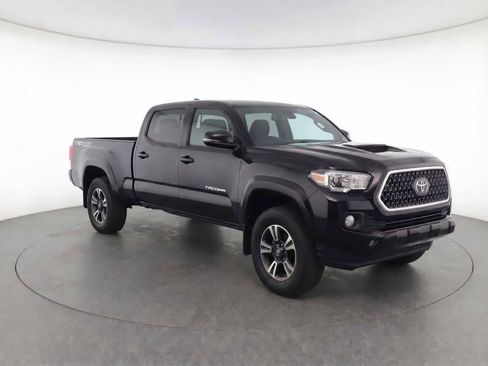 Used 2018 Toyota Tacoma TRD Sport w/ TRD Premium Sport Package image 4