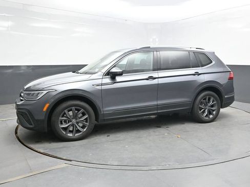 Used 2023 Volkswagen Tiguan SE AWD/4WD image 3