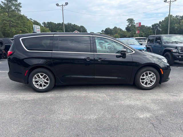 Used 2024 Chrysler Pacifica Touring-L FWD image 2