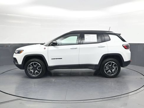 Used 2025 Jeep Compass Trailhawk w/ Trailhawk Convenience Group AWD/4WD image 12