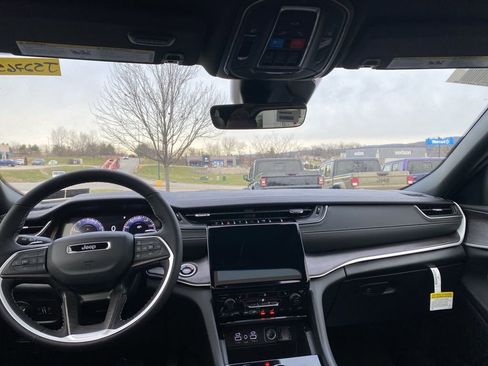 New 2025 Jeep Grand Cherokee Limited image 21