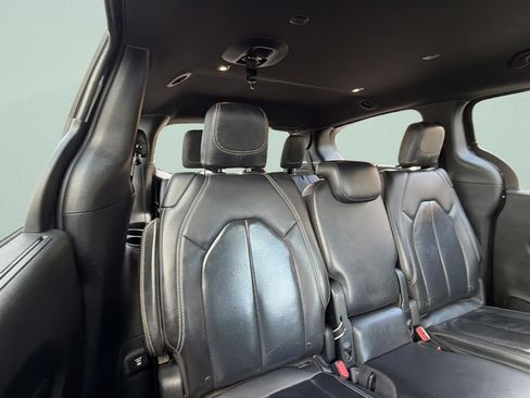 Used 2018 Chrysler Pacifica Touring-L Plus w/ Advanced Safetytec Group FWD image 30