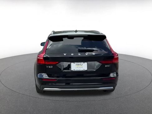 Used 2025 Volvo V60 B5 Cross Country Plus image 12