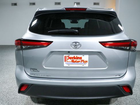 Used 2023 Toyota Highlander XLE FWD image 8