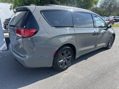 Used 2020 Chrysler Pacifica Limited w/ Advanced Safetytec Group FWD image 3